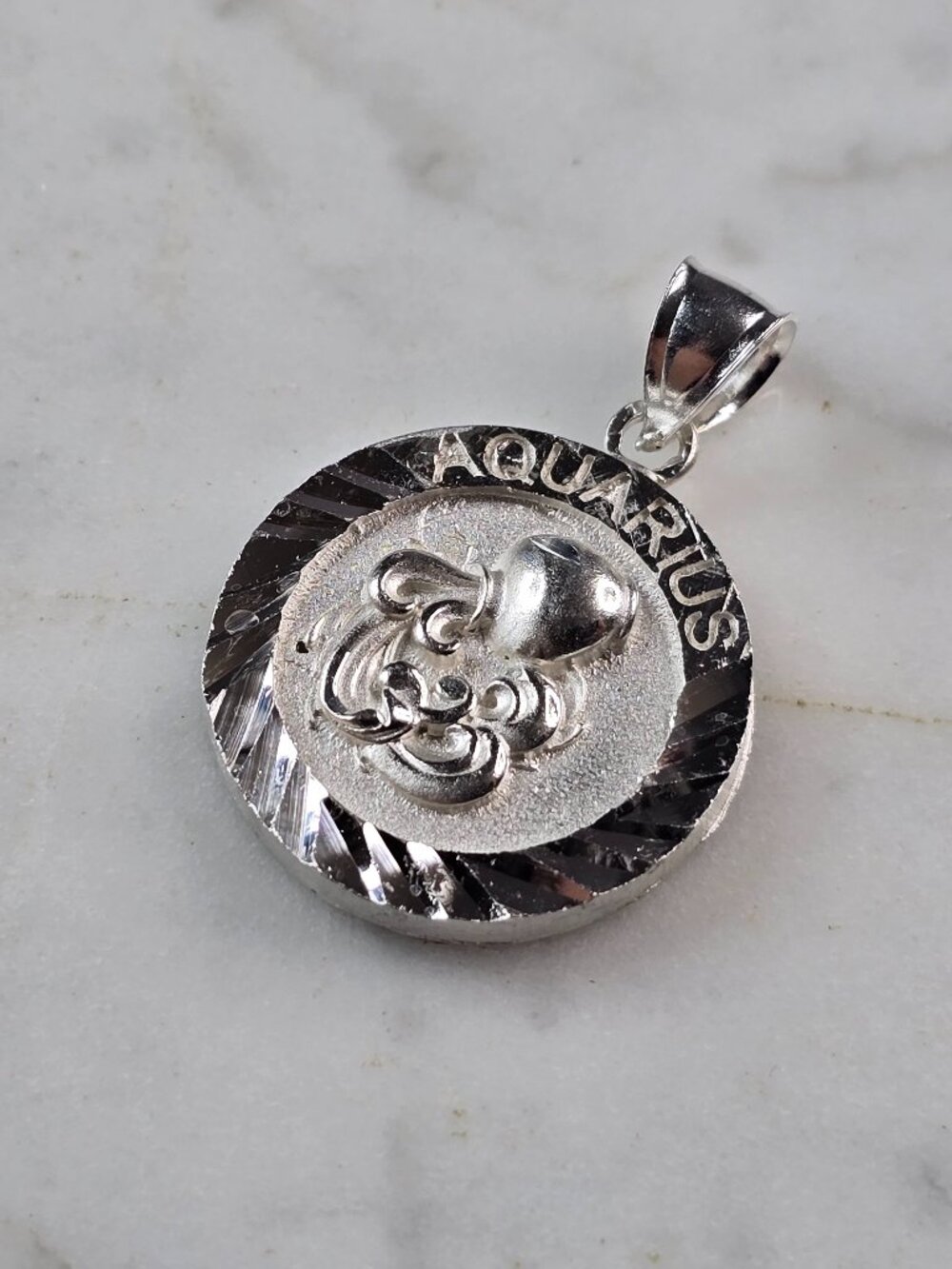 Womens Vintage Estate Sterling Silver Zodiac Aquarius Pendant 3.5g E5673